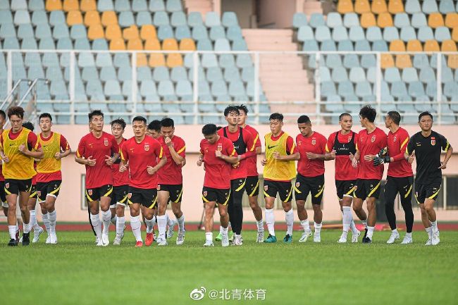 他会是一个……一个女人?从她那纤细的腰间向上看，一对异常丰满柔软的胸部甚是吸引人，还有她那紧绷在身上的黑色镶花的短裙，衣领开的很低……她对是个性感女郎。